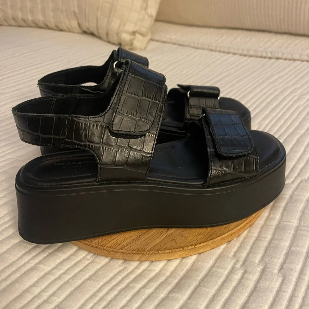 Vagabond Courtney Black Croco Platform Sandal - Picture 3 of 10